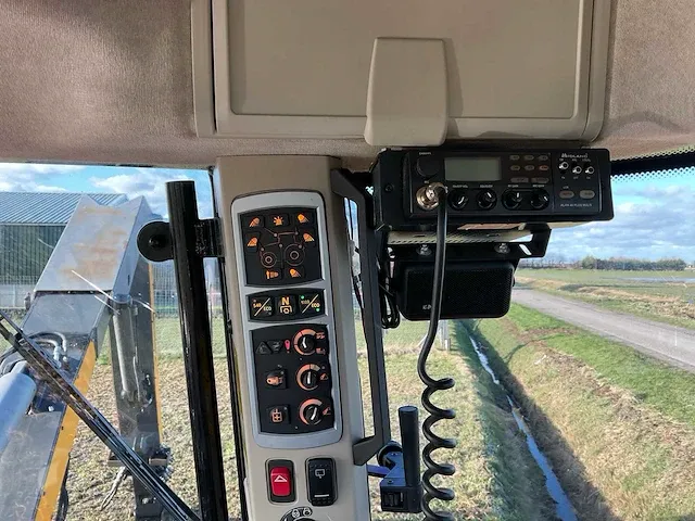 2017 massey ferguson 7718 dyna-vt vierwielaangedreven landbouwtractor met maaiarm - afbeelding 30 van  39