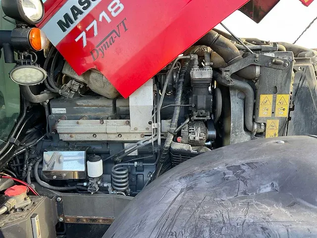 2017 massey ferguson 7718 dyna-vt vierwielaangedreven landbouwtractor met maaiarm - afbeelding 32 van  39