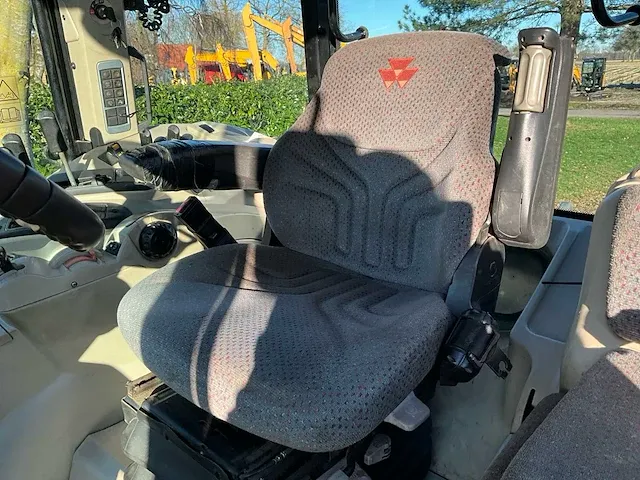 2017 massey ferguson 7724 dyna-6 vierwielaangedreven landbouwtractor - afbeelding 3 van  45