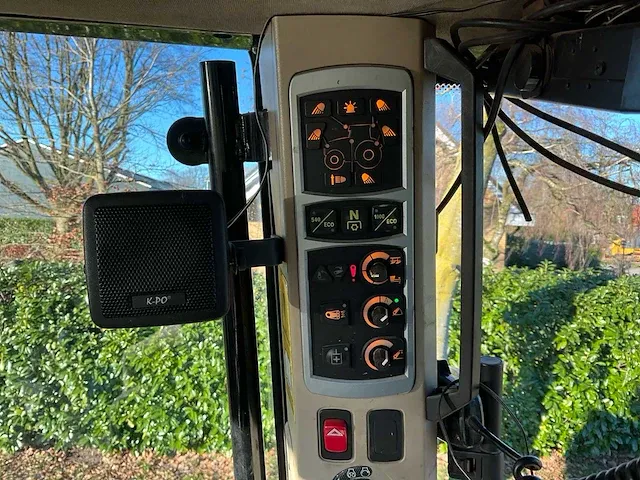 2017 massey ferguson 7724 dyna-6 vierwielaangedreven landbouwtractor - afbeelding 8 van  45