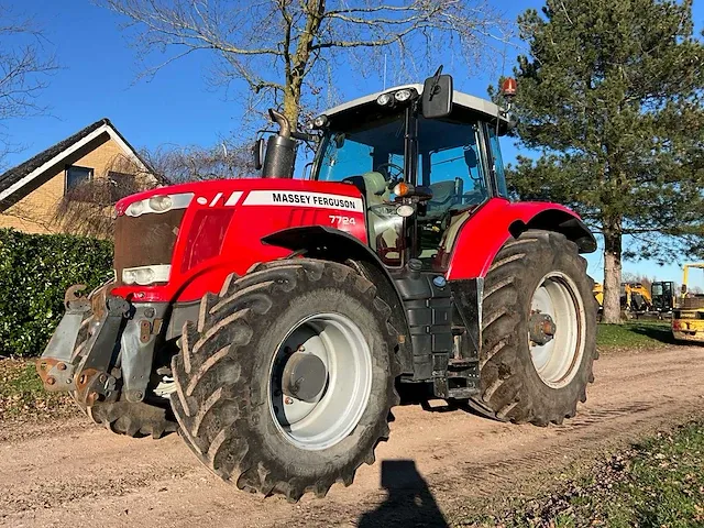 2017 massey ferguson 7724 dyna-6 vierwielaangedreven landbouwtractor - afbeelding 1 van  45