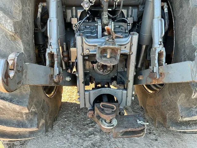 2017 massey ferguson 7724 dyna-6 vierwielaangedreven landbouwtractor - afbeelding 17 van  45