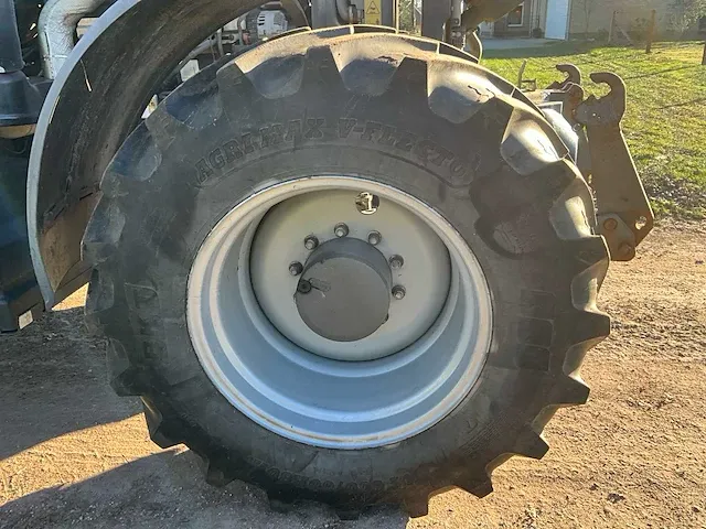 2017 massey ferguson 7724 dyna-6 vierwielaangedreven landbouwtractor - afbeelding 26 van  45