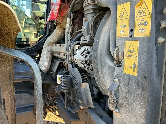 2017 massey ferguson 7724 dyna-6 vierwielaangedreven landbouwtractor - afbeelding 28 van  45