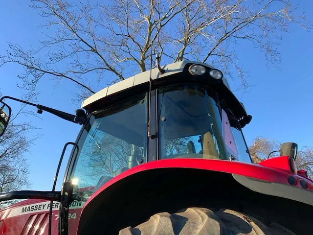 2017 massey ferguson 7724 dyna-6 vierwielaangedreven landbouwtractor - afbeelding 5 van  33