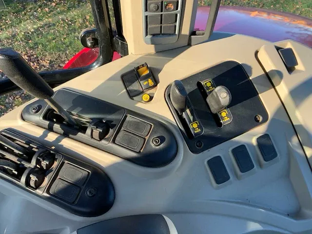 2017 massey ferguson 7724 dyna-6 vierwielaangedreven landbouwtractor - afbeelding 9 van  33