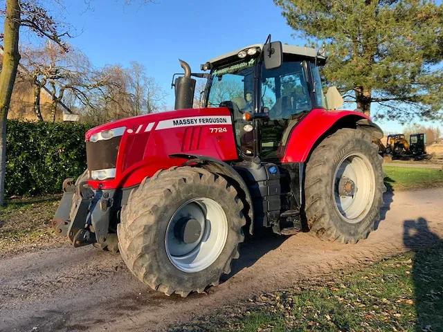 2017 massey ferguson 7724 dyna-6 vierwielaangedreven landbouwtractor - afbeelding 1 van  33