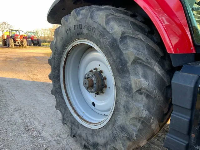 2017 massey ferguson 7724 dyna-6 vierwielaangedreven landbouwtractor - afbeelding 15 van  33