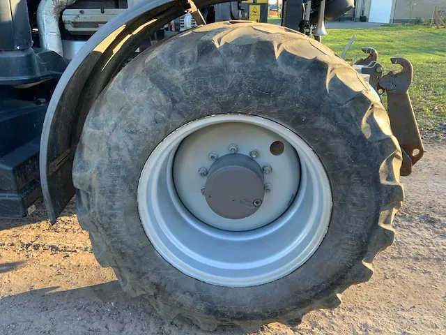 2017 massey ferguson 7724 dyna-6 vierwielaangedreven landbouwtractor - afbeelding 20 van  33