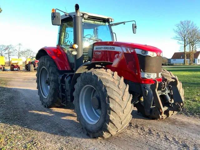 2017 massey ferguson 7724 dyna-6 vierwielaangedreven landbouwtractor - afbeelding 28 van  33