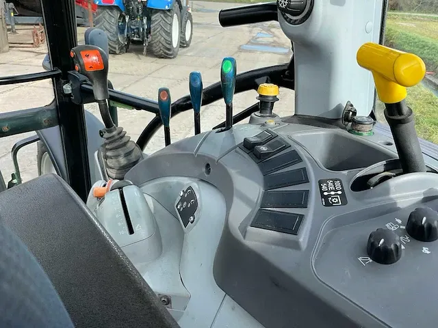 2017 new holland t5.85 vierwielaangedreven landbouwtractor - afbeelding 14 van  36