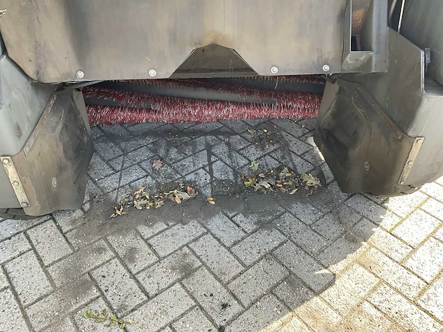 2017 nilfisk sw8000 veegmachine diesel - afbeelding 2 van  12