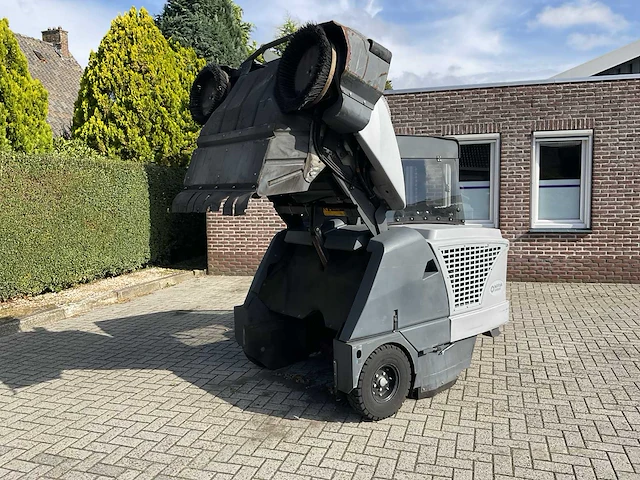 2017 nilfisk sw8000 veegmachine diesel - afbeelding 3 van  12