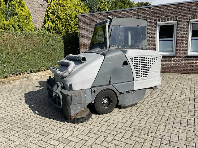 2017 nilfisk sw8000 veegmachine diesel - afbeelding 1 van  12