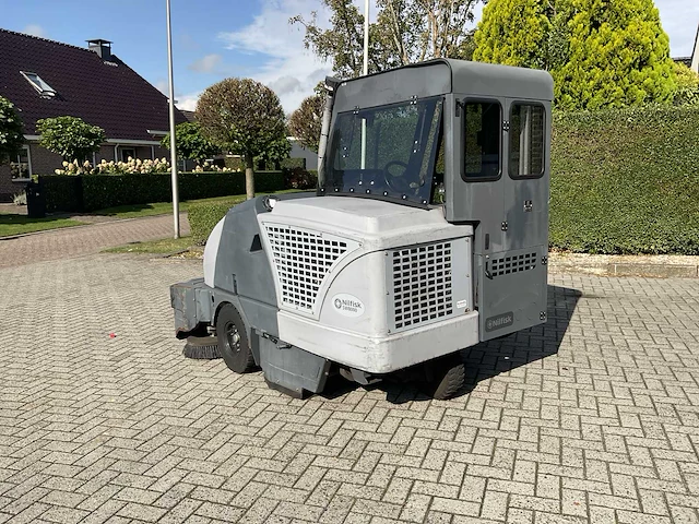 2017 nilfisk sw8000 veegmachine diesel - afbeelding 5 van  12