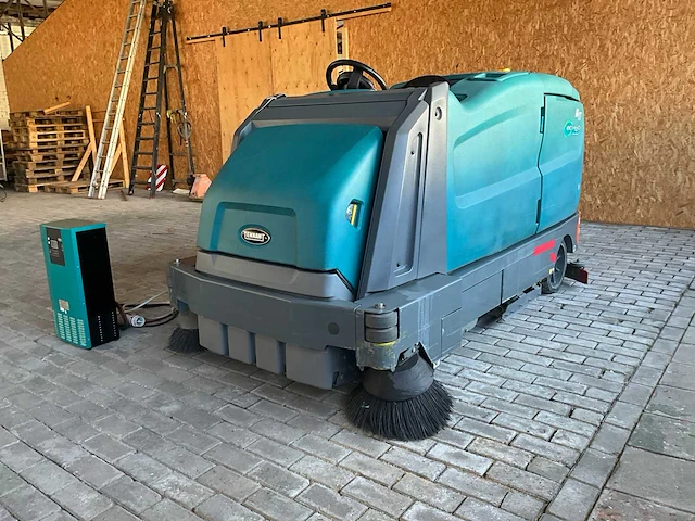 2017 tennant m17 zelfrijdende veeg / schrobmachine - afbeelding 1 van  32