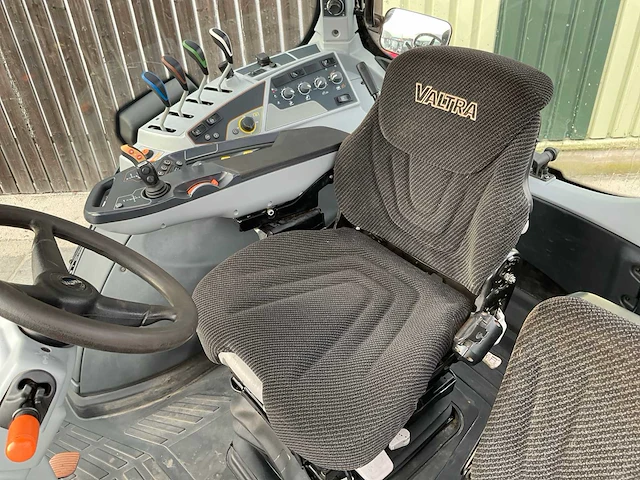 2017 valtra t174e active vierwielaangedreven landbouwtractor - afbeelding 21 van  39