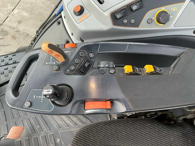 2017 valtra t174e active vierwielaangedreven landbouwtractor - afbeelding 24 van  39