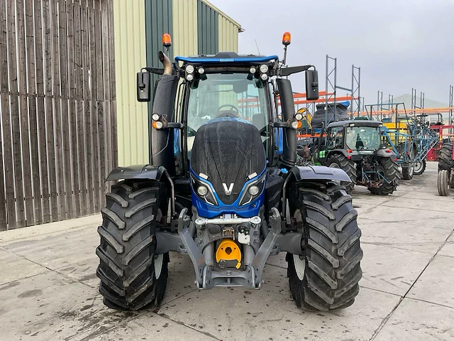 2017 valtra t174e active vierwielaangedreven landbouwtractor - afbeelding 23 van  39