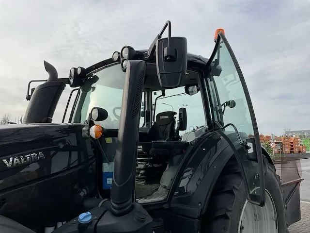 2017 valtra t234 direct smart touch vierwielaangedreven landbouwtractor met omkeerinrichting - afbeelding 30 van  54