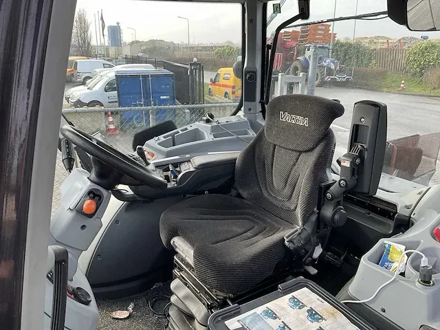 2017 valtra t234 direct smart touch vierwielaangedreven landbouwtractor met omkeerinrichting - afbeelding 31 van  54