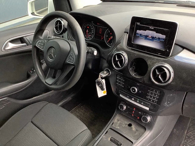 2018 - mercedes-benz - b-klasse - 220 d ambition - personenauto - afbeelding 12 van  15