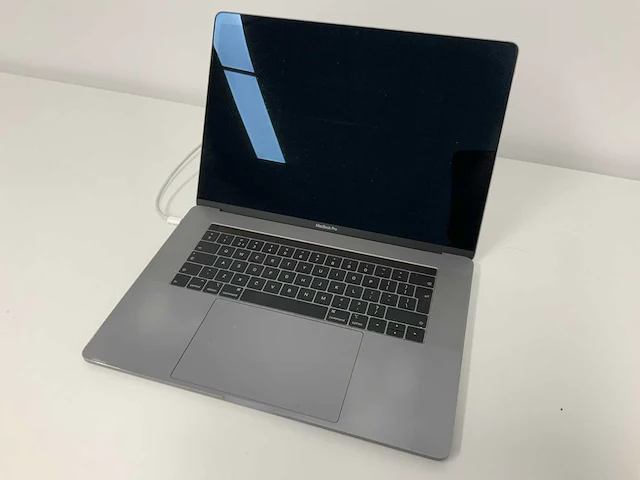 2018 apple a1990 15-inch macbook pro mr942n/a laptop - afbeelding 1 van  3