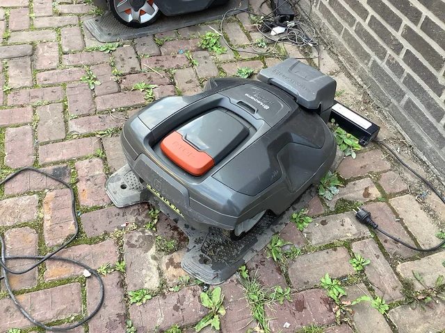 2018 husqvarna 310 robotmaaier - afbeelding 1 van  5