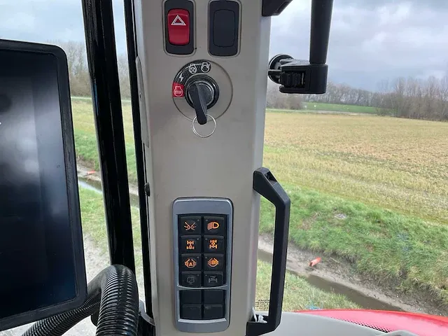 2018 massey ferguson 5609 dyna-4 tweewielaangedreven landbouwtractor (c-a) - afbeelding 20 van  34