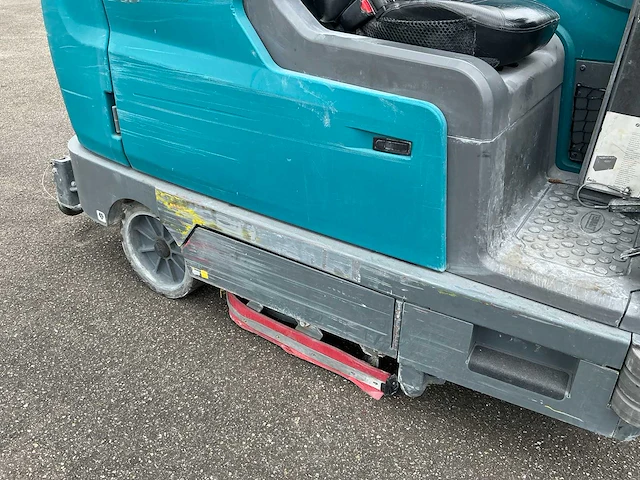 2018 tennant t17 zelfrijdende schrobmachine - afbeelding 30 van  32