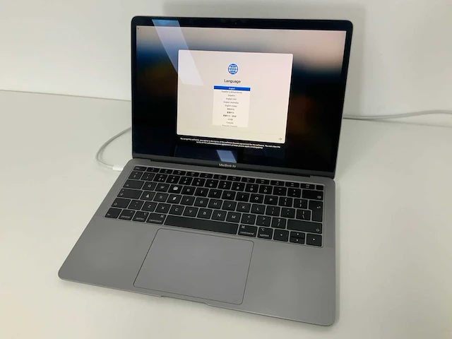 2019 apple 13-inch macbook air mvfh2n/a laptop - afbeelding 1 van  5