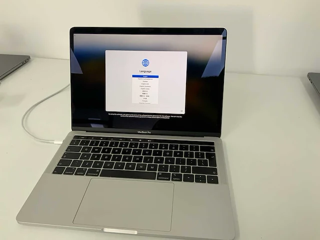 2019 apple 13-inch macbook pro muhn2n/a laptop - afbeelding 1 van  4
