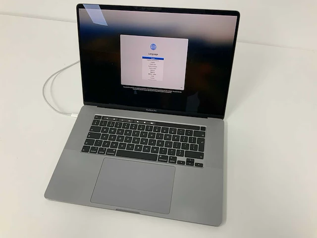 2019 apple a2141 16-inch macbook pro mvvk2n/a laptop - afbeelding 1 van  4