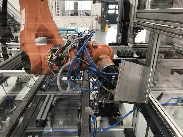 2019 kuka transportband met robot arm - afbeelding 4 van  26