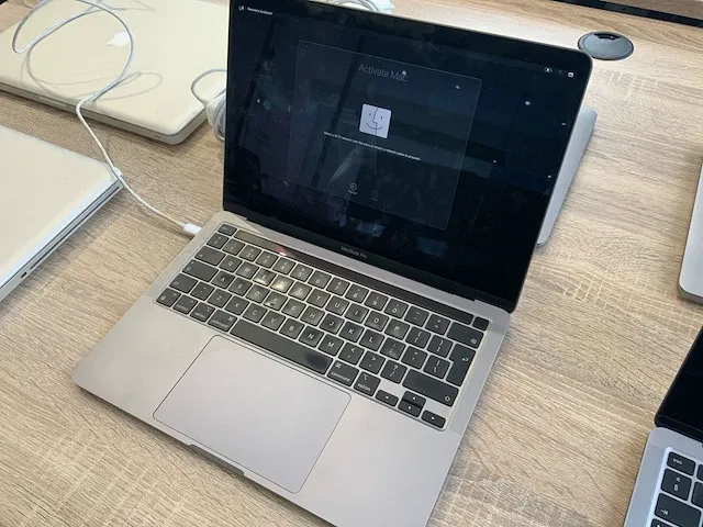 2020 apple macbook pro 13" a2338 laptop - afbeelding 2 van  7