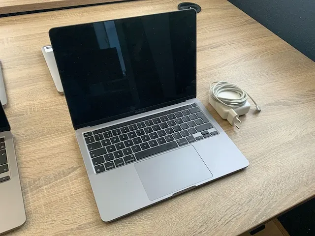 2020 apple macbook pro 13" a2338 laptop - afbeelding 1 van  9