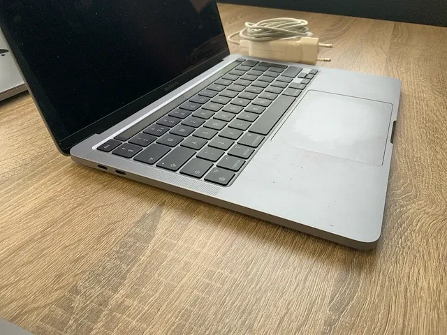 2020 apple macbook pro 13" a2338 laptop - afbeelding 4 van  9
