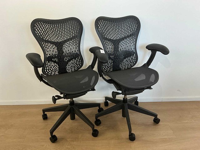 2020 herman miller mirra 2 bureaustoel (2x) - afbeelding 1 van  8