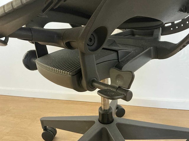 2020 herman miller mirra 2 bureaustoel - afbeelding 6 van  8