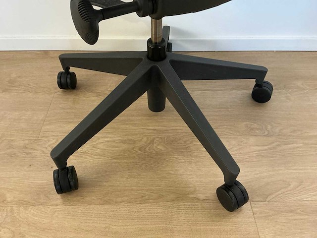 2020 herman miller mirra 2 bureaustoel - afbeelding 4 van  7
