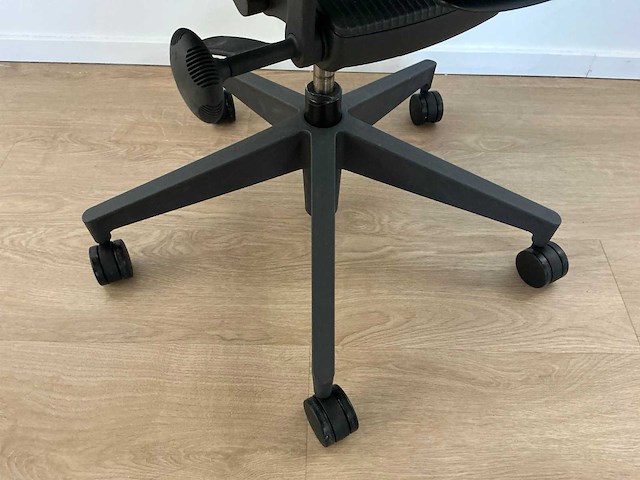 2020 herman miller mirra 2 bureaustoel - afbeelding 4 van  7