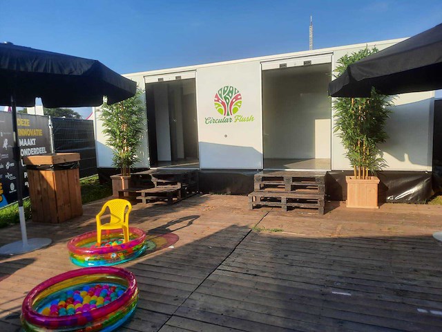 2020 luxe zelfvoorzienende toilettrailer - afbeelding 1 van  40