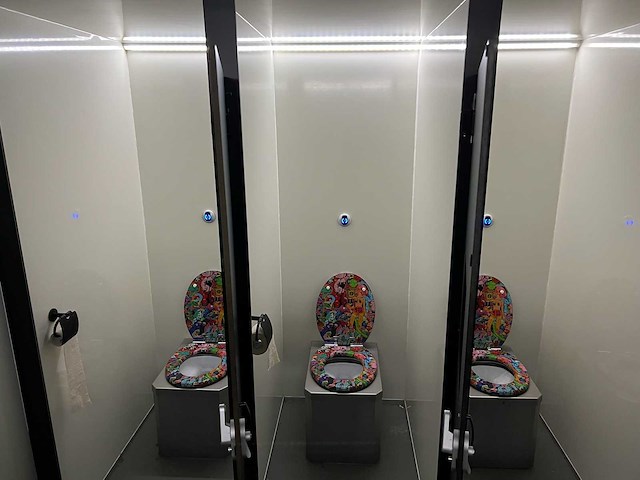 2020 luxe zelfvoorzienende toilettrailer - afbeelding 23 van  40