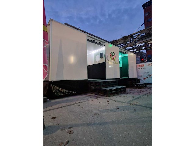 2020 luxe zelfvoorzienende toilettrailer - afbeelding 38 van  40