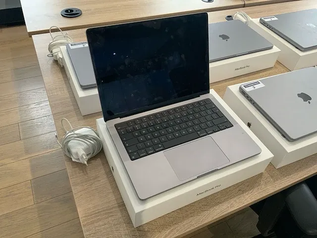 2021 apple macbook pro 14" a2442 laptop - afbeelding 1 van  8