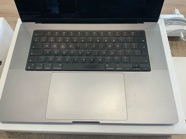 2021 apple macbook pro 16" a2485 laptop - afbeelding 3 van  8