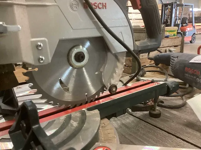 2021 bosch gcm8sjl radiaalafkortzaagmachine - afbeelding 8 van  10