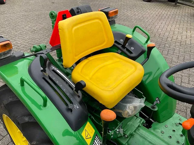 2021 john deere 3028en collarreverser compacttractor - afbeelding 11 van  13