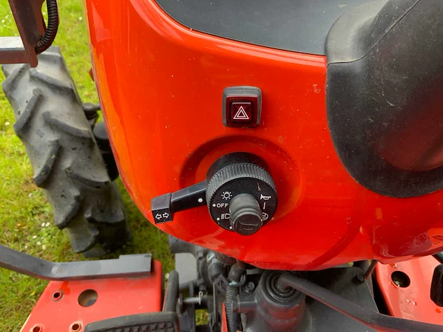 2021 kubota l1361 vierwielaangedreven landbouwtractor - afbeelding 10 van  41