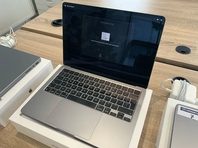 2022 apple macbook air 13" a2681 laptop - afbeelding 2 van  8